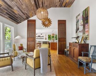 The Cottage at Lakeside Pointe - Northport - Living room