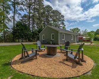 A charming and peaceful getaway in the heart of Irvington, Virginia. - Irvington