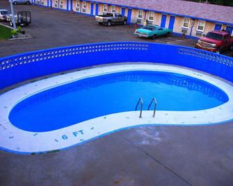 Blue Spruce Motel - Lamar - Pool