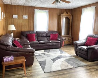 Farmhouse centered in Petoskey Wine Region - Petoskey - Olohuone