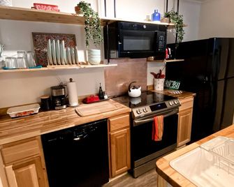 Oasis near Church Street - Burlington - Kitchen