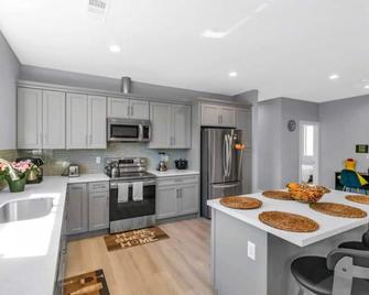 Plush Getaway with Hot Tub & Bay Area Views - Pinole - Kitchen
