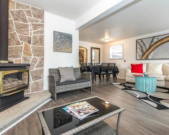Minutes to the Beach - Lakeshore Meadows Retreat - Port Colborne - Wohnzimmer