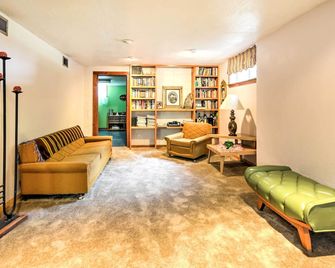 Bright Springer House w/ Hammock & Orchard Views! - Springer - Sala de estar