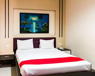 RedDoorz at Hotel Gajah Mada Palu - Palu - Bedroom
