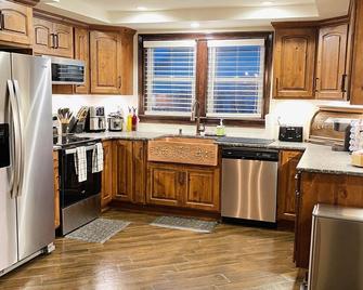3 bedroom home( 2 Kings and 1 queen), 4 Mins From Beach! - East Haven - Kitchen