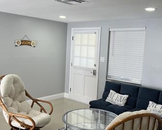 Lovely comfy clean apartment. Close to State parks/ beaches/ restaurants. - Port Richey - Living room