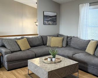 Ridgeline Retreat: Cozy Home with Amazing Mountain Views! Pet Friendly - Lenoir - Living room