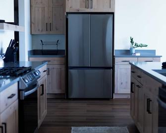 The Grove - Secluded Tree Grove Stay, Red Mountain Views, Hot Tub, Zion & Bryce - Hatch - Kitchen