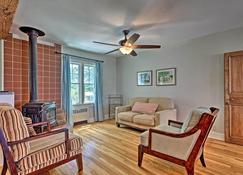 Common Fence Point Cottage with Ocean Views! - Portsmouth - Living room