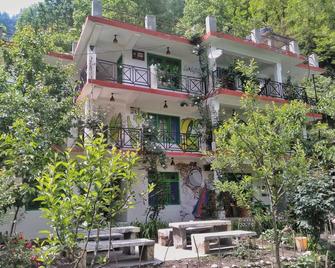 Hostel for backpackers around the world - Manali - Building