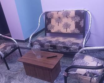 5 minutes walkable from idukkupilaiyar kovil ,family room for 4 to 5 members - Tiruvannāmalai - Living room