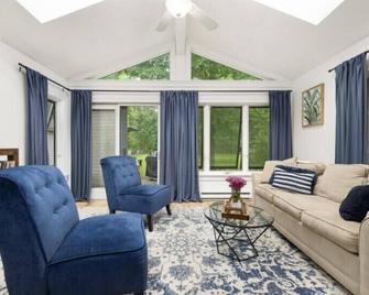 The Healy House - In the Village of Hamilton - Hamilton - Living room