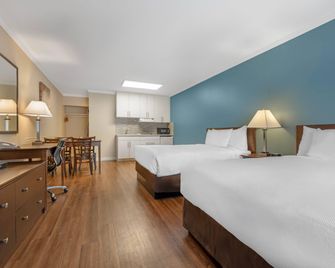 Econo Lodge Inn & Suites - Kelowna - Bedroom