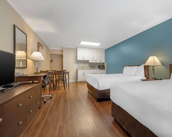 Econo Lodge Inn & Suites - Kelowna - Habitación