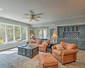 Lake Keowee Condo with Balcony and Community Perks - Salem - Living room