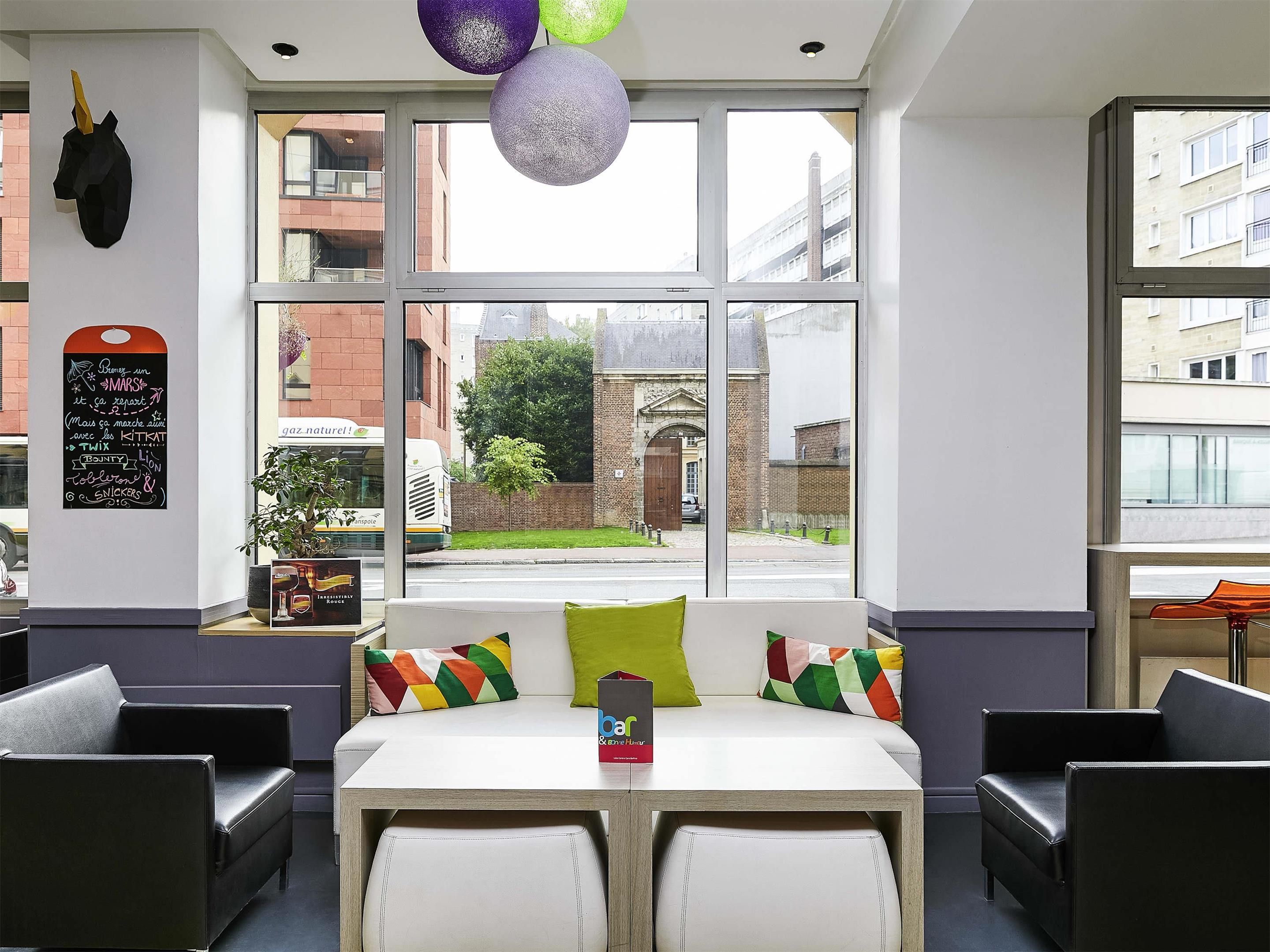 إيبيس ستايلز ليل سنتر غار بيفروي - ليل - مطعم