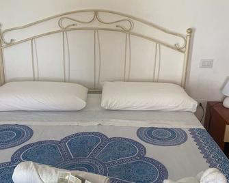 For rent 2 rooms located 5 minutes from the historic center and the first beach. - Maratea - Schlafzimmer