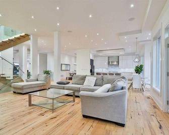 Executive Room in Toronto next to Yorkdale shopping centre - Toronto - Sala