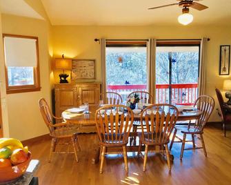 Right on the ChattahoocheeRiver - visit Helen, fish off deck, or enjoy fire pit. - Cornelia - Dining room