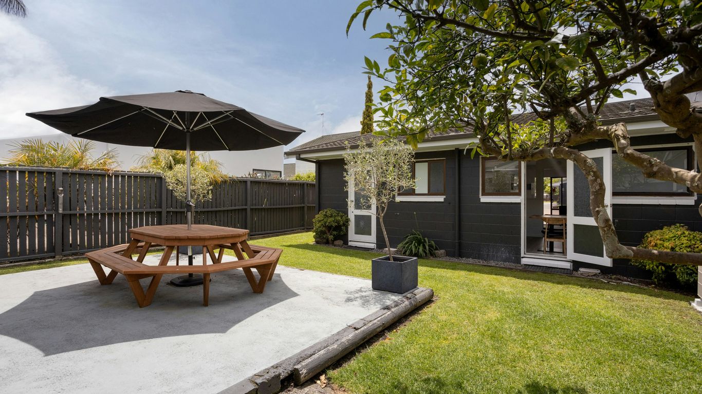 Cobblestone Court Motel - Wenzel Motels