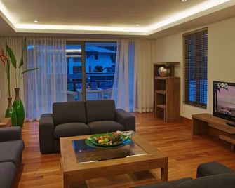 Pearl of Naithon - Sakhu - Living room