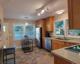 Beautiful Cottage on Lake & Creek sleeps up to 8 - Sedro Woolley - Kitchen