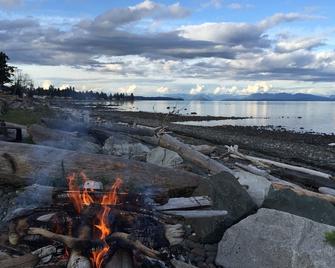 Campbell River - beachfront duplex on Stories Beach the Georgia Strait - Campbell River - Outdoors view