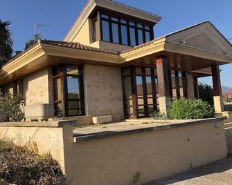 Chalet Individual con bodega, en el corazón de La Rioja - Gimileo - Edificio
