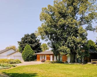 Wingate - Meridian, Cozy Acreage in the heart of the city - Meridian - Building