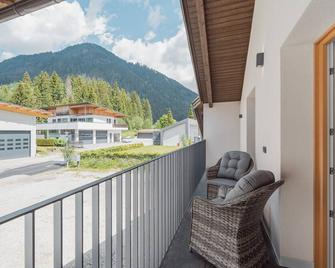 Apartment 'Edelweiß' with Mountain View, Shared Terrace and Wi-Fi - San Martino in Casies - Balcony