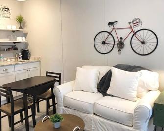Cozy Apartment Overlooking Downtown And Park No Kids, No Pets - Dunedin - Living room