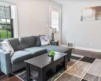 Modern 2-bedroom house in Binghamton - Close to hospitals / university - Binghamton - Living room