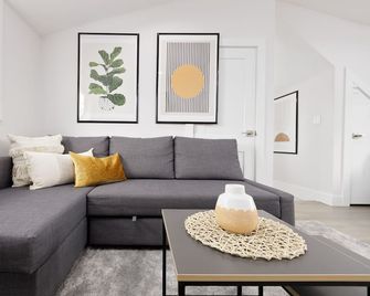 791 Durward Avenue - Vancouver - Living room