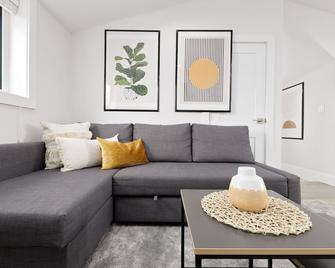 791 Durward Avenue - ונקובר - סלון