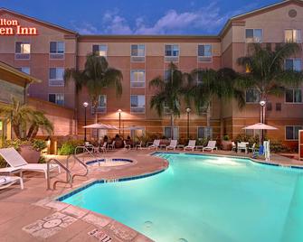 Hilton Garden Inn San Bernardino - סן ברנרדינו - בריכה