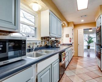 Big Private Fenced Yard w/ Hot Tub And Heated Pool, No Stairs, Stone Floors - Crowley - Cocina