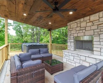 Spacious 5-bedroom just 1 minute from Bennett Spring State Park! - Lebanon - Балкон