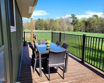 Spacious Lakeside Cottage with Games Room and Firepit, Walking Distance to Beach and Marina, Lion's Head, Ontario - Lion's Head - Balcony