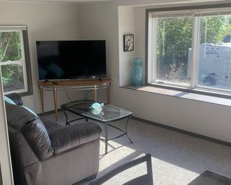 Cozy 2 Bedroom House Overlooking Little Sturgeon Bay - Sturgeon Bay - Sala de estar