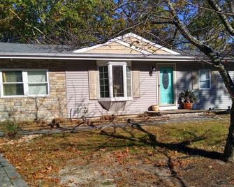 Beautiful Ranch w\/3 bedrooms and 3 baths\/open concept\/big back yard\/dog friendly - Toms River - Building