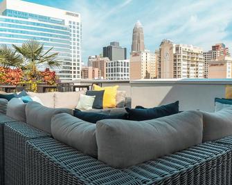 Experience Modern Comfort at Savoy in Charlotte - Charlotte - Balcony