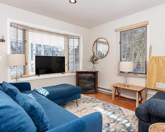 Cozy cottage near bus stop, skiing & Aspen - Snowmass - Living room
