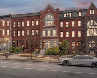 Historic Brownstone in Friendly Neighborhood walking distance to Druid Hill Park - Baltimore - Building