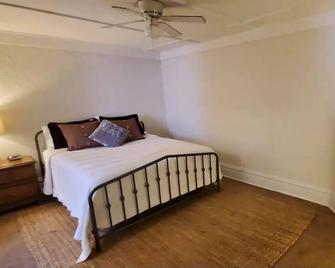 Charming Apartment Great For Traveling Nurses - St. Louis - Schlafzimmer