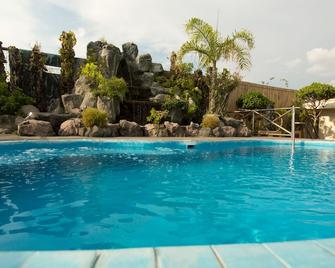 Hotel Benilde Maison De La Salle - Manila - Pool