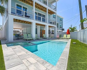 211 Blue Palm: Spacious 5-Bedroom Pool Home, Steps from Beach! 5 Home - Fort Myers Beach - Басейн