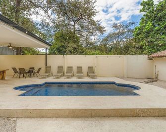 Elegant Surfside Retreat with Private Pool Spacious Outdoor Patio & Walkable Beach Access - Playa Flamingo - Piscine