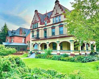 The Elliott Hotel at Highland Park by Luxe PGH - Pittsburgh - Building