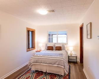 Updated guest apartment with lake views and close to Lake Michigan beaches - Whitehall - Bedroom